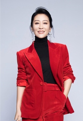 人像摄影:美女上身穿蛇纹外套,看上去格外的有魅力